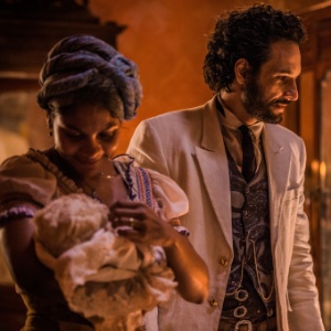 Doninha (Barbara Reis) e Afrânio (Rodrigo Santoro) após o nascimento de Maria Tereza em "Velho Chico" - Caiuá Franco/TV Globo - Caiuá Franco/TV Globo