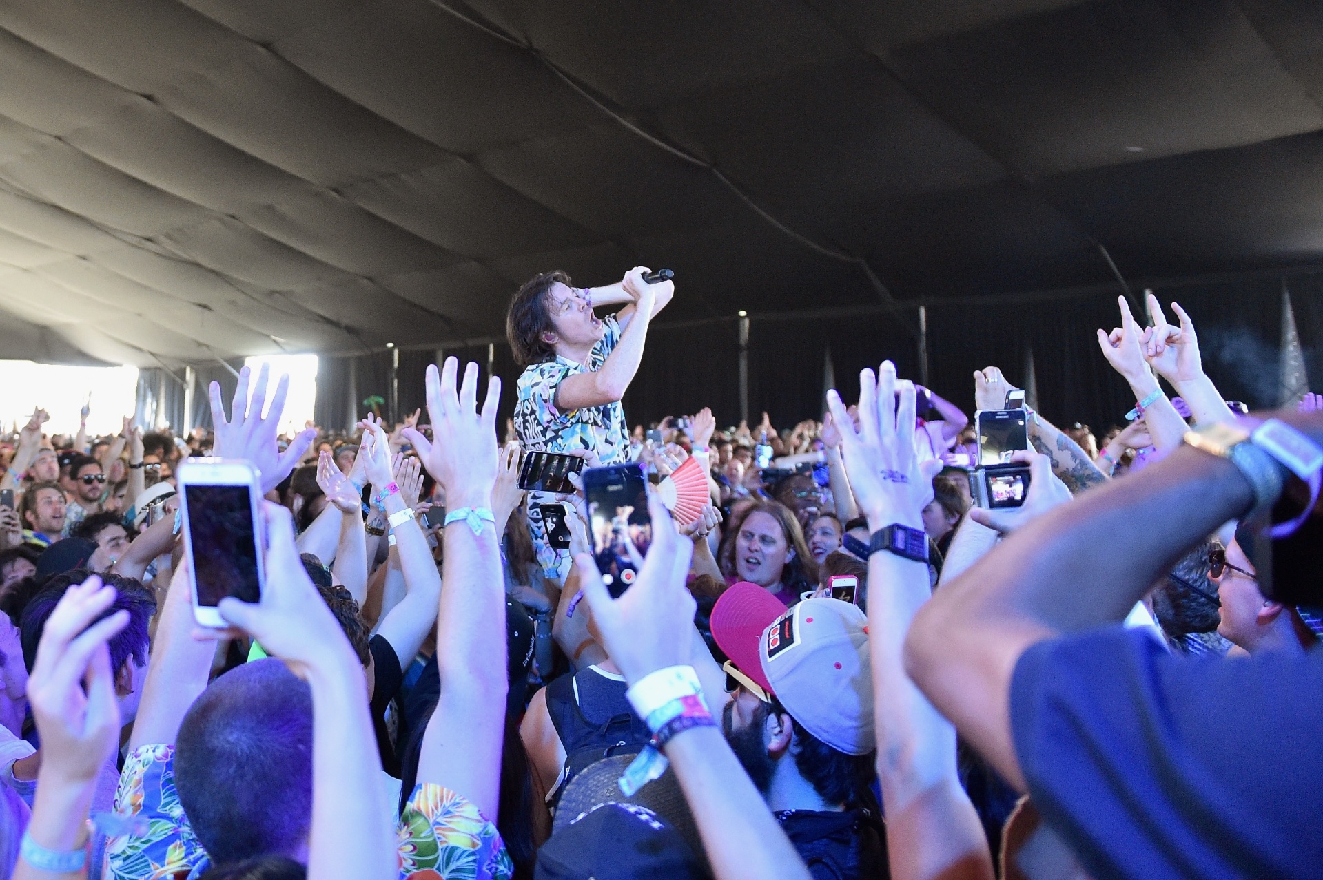 15.abr.2016 - Daniel Whitechurch, da banda Miami Horror, canta no meio do público no primeiro dia do Coachella Festival 2016, em Indio, Califórnia - Getty Images