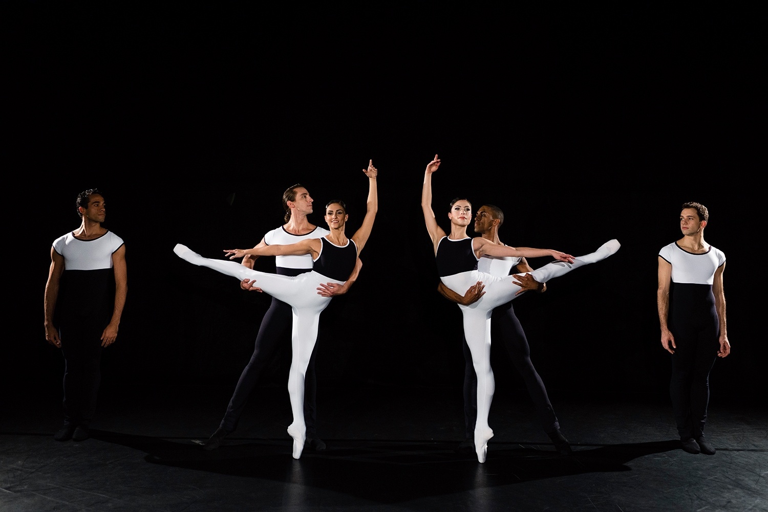 São Paulo Companhia de Dança em "Suíte para Dois Pianos", de Uwe Scholz - Wilian Aguiar