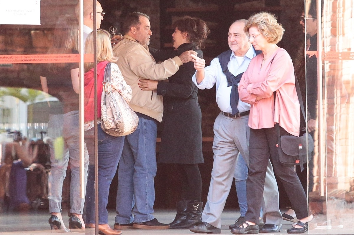 15.jul.2016 -  O ator Tony Ramos cumprimenta a atriz Bárbara Paz no velório do cineasta Hector Babenco, na Cinemateca Brasileira, em São Paulo - Rafael Cusato e Manuela Scarpa/Brazil News