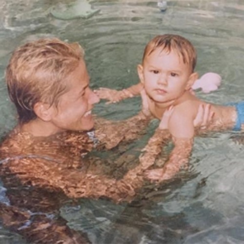 Sasha com meses de vida é fotografada na piscina com Xuxa - Reprodução/Instagram/xuxamenegheloficial