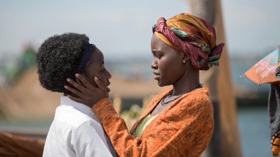 Madina Nalwanga e Lupita Nyong"o em cena do drama biográfico "A Rainha de Katwe"; longa será transmitido na "Tela Quente" - Divulgação