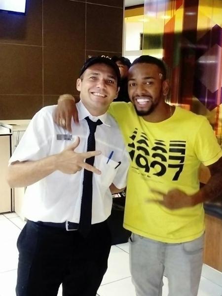 Funcionário Adriano Pacheco tieta o funkeiro Nego do Borel - Reprodução/Facebook - Reprodução/Facebook