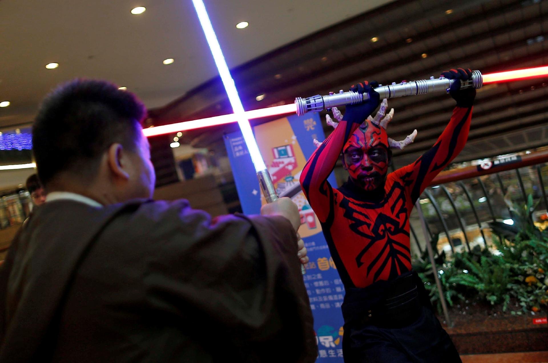 Fãs vestidos como personagens de "Star Wars" desfilam por Taipei, em Taiwan - Tyrone Siu/Reuters