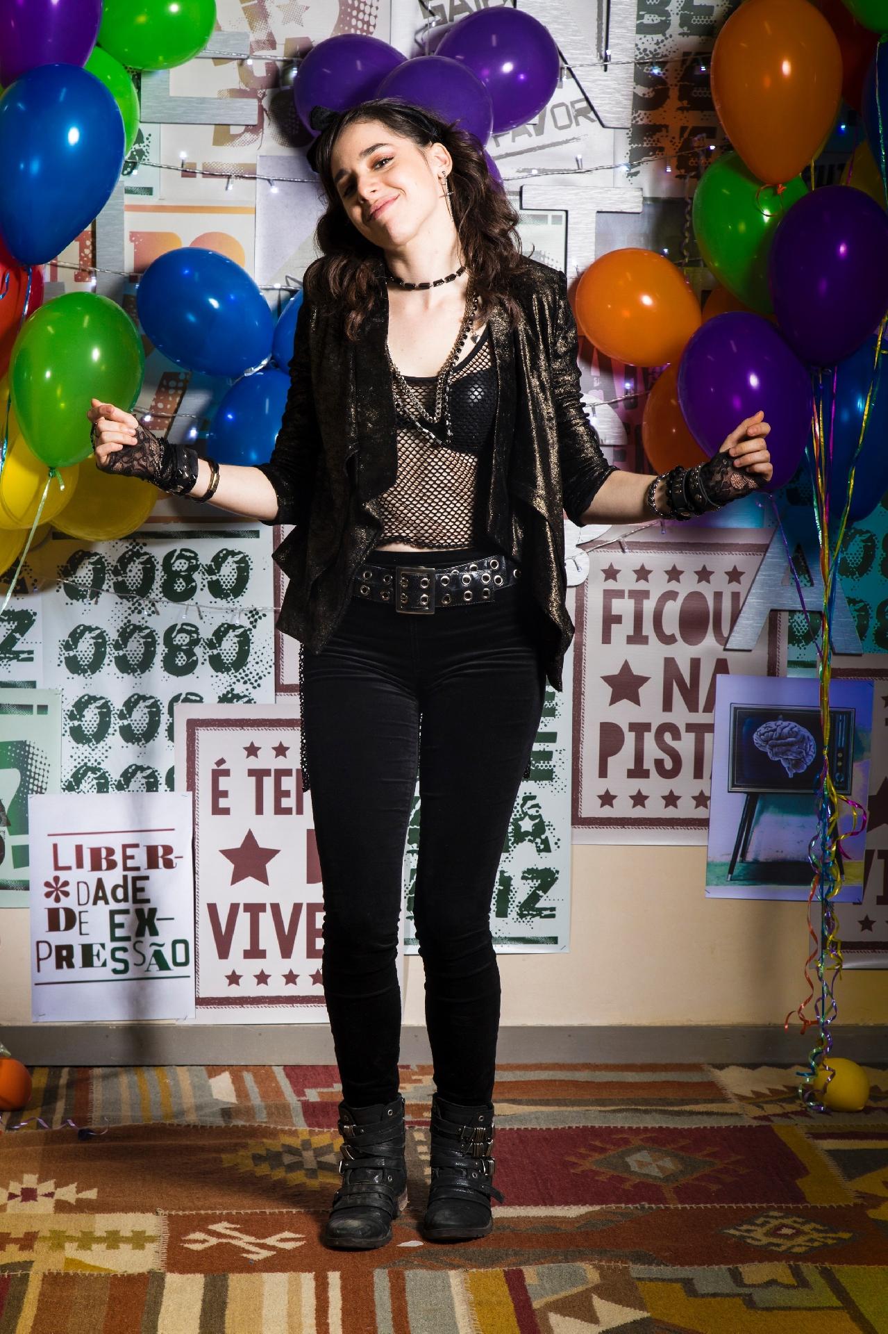 Lica (Manoela Aliperti) vai a festa anos 80 de "Malhação: Viva a Diferença" fantasiada de Madonna - Sergio Zalis/TV Globo