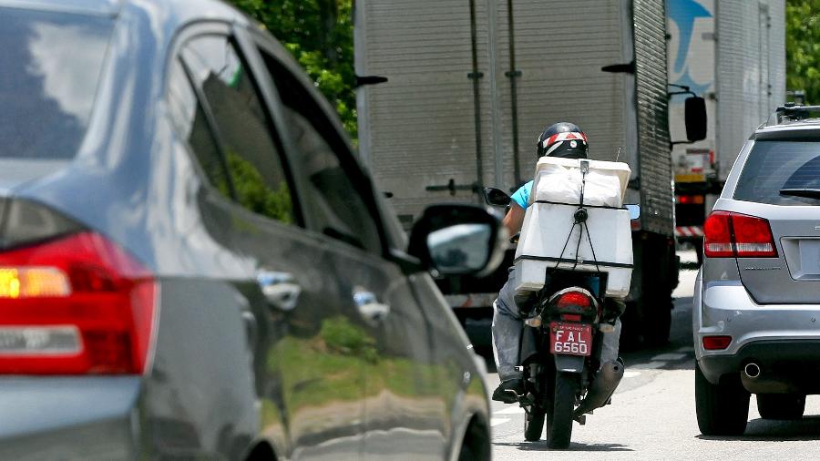 Motociclista trafega em meio ao trânsito carregado de São Paulo: "briga" por espaço muitas vezes acaba mal - Ernesto Rodrigues/Folhapress