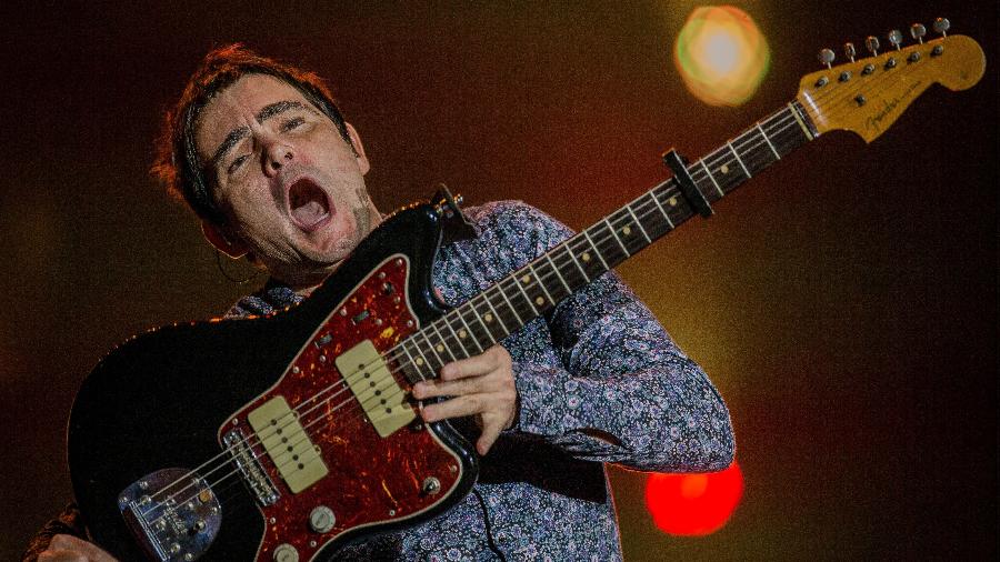 Samuel Rosa toca guitarra no show do Skank no Rock in Rio - Eduardo Anizelli/Folhapress
