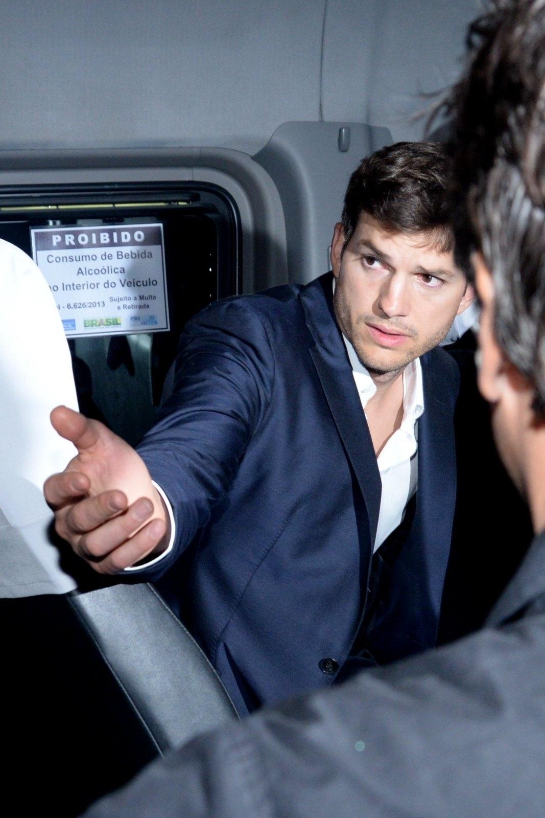 Ashton Kutcher é visto deixando festa de casamento de Guy Oseary e Michelle Alves - Brazil News