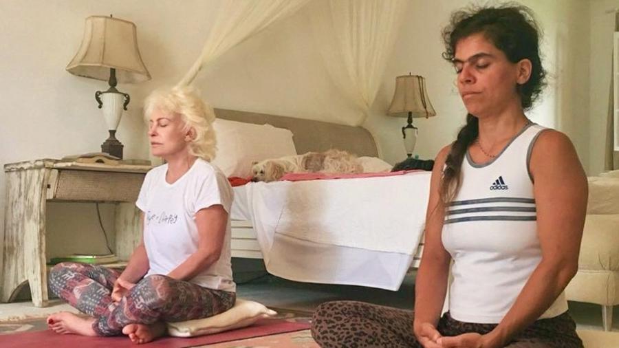 Ana Maria Braga medita com a  filha, Mariana - Reprodução/Instagram