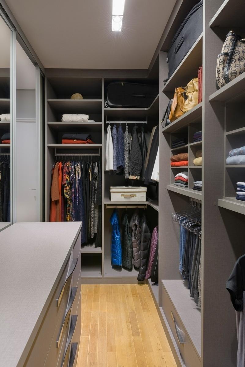 Neste apartamento, as arquitetas Ana Cristina Tavares e Claudia Krakowiak, da KTA Arquitetura, aproveitaram a área de entrada da suíte do casal e transformaram o espaço num closet. O ambiente não é gigante, mas com o recurso de espelhos ele parece maior - Inès Antich/Divulgação
