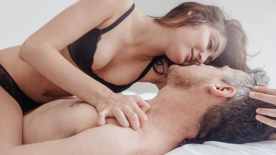Para a mulher, às vezes, o orgasmo surge sem avisar; a "paradinha" ajuda a perceber e a adiar o prazer - Getty Images