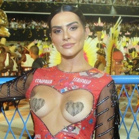 A atriz Cléo Pires usou adesivos para cobrir os seios. ""Vocês queriam lacração?"", provocou a atriz  - Marcello Sá Barretto/Brazil News