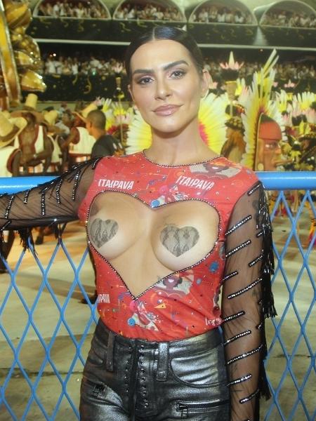 A atriz Cléo Pires usou adesivos para cobrir os seios. ""Vocês queriam lacração?"" - Marcello Sá Barretto/Brazil News
