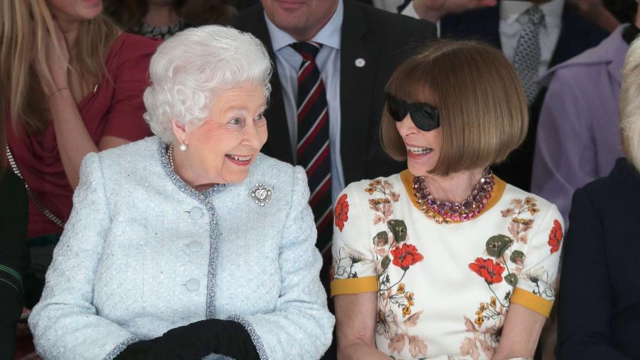 Rainha Elizabeth se senta ao lado de Anna Wintour na Semana de Moda de Londres - Getty Images