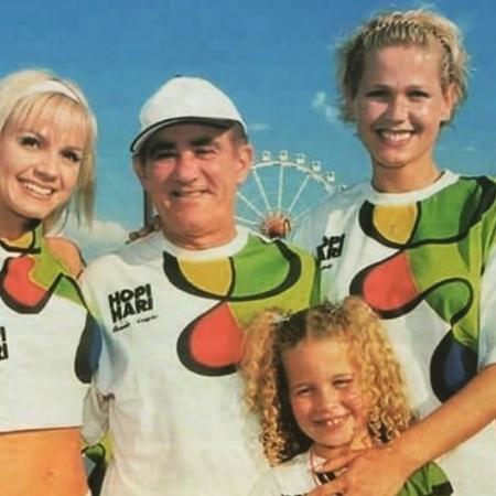 Debby Lagranha, quando criança, ao ladode Xuxa, Renato Aragão e Eliana - Reprodução/Instagram/Caras - Reprodução/Instagram/Caras