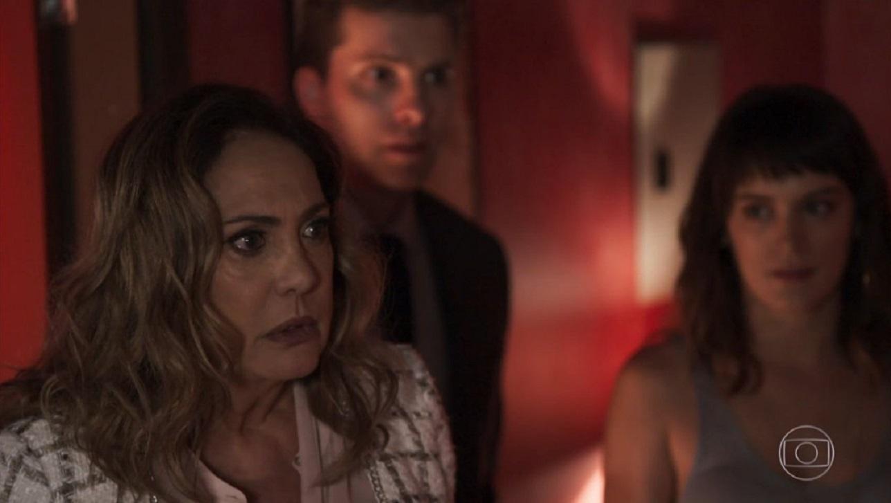Em "Outro Lado", Nádia flagra marido com prostituta na "hora H" e web vibra - Reprodução/TV Globo