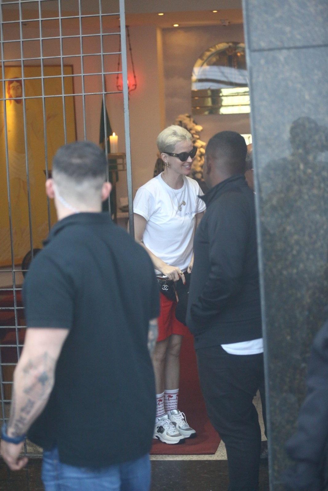 A cantora Katy Perry visitou o Cristo Redentor, no Rio de Janeiro, antes de fazer show na capital fluminense - AgNews