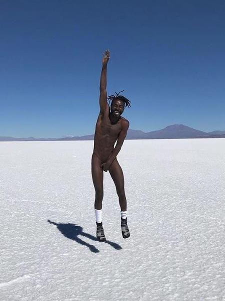 Ator Jonathan Azevedo posa nu no Salar de Uyuni, o maior deserto de sal do mundo, que fica na Bolívia - Reprodução/Instagram/@negblack