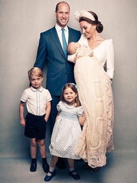 Foto oficial do batizado do príncipe Louis com os pais e os irmãos, George e Charlotte - Reprodução/Instagram 
