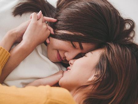 Vídeo de sexo quente e romântico Duas mulheres fazendo sexo com travesti