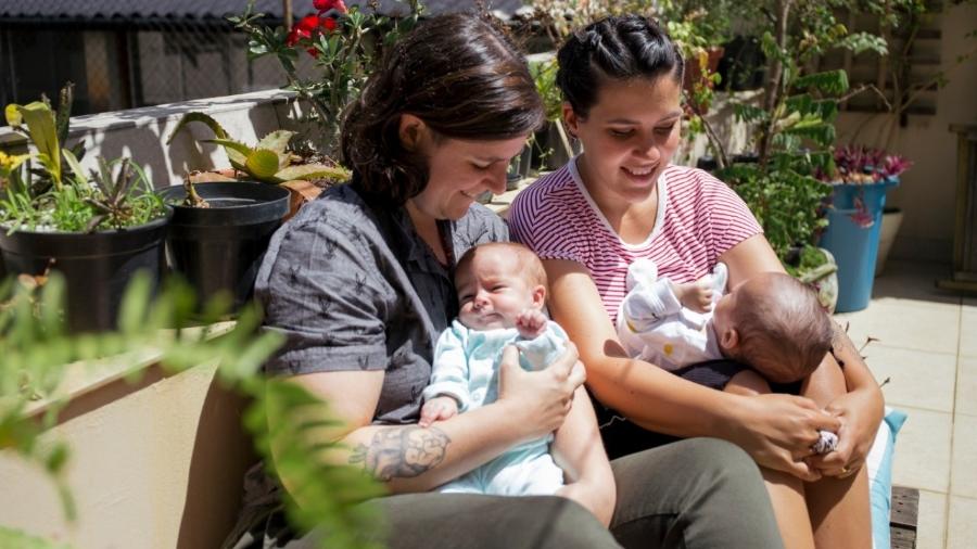 Melanie foi quem engravidou dos gêmeos Bernando e Iolanda, mas tanto ela como Marcela amamentam os bebês - Michelli Crestani