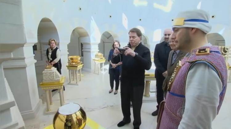 Silvio Santos fotografa o Templo de Salomão - Reprodução/Record - Reprodução/Record