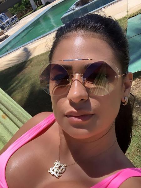 Cantora Simone posa com maiô rosa - Reprodução/Instagram