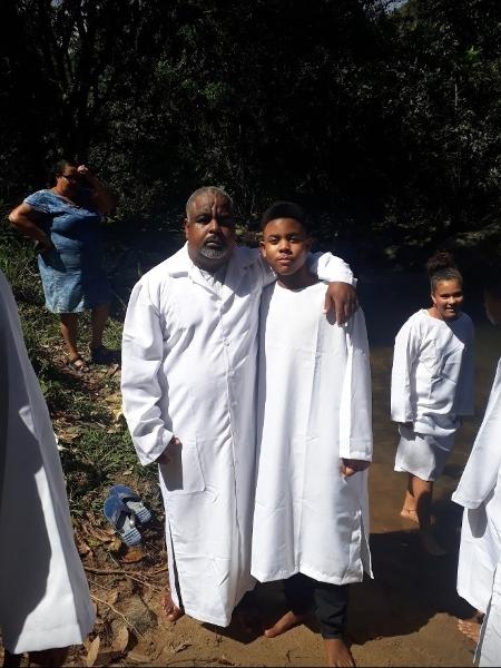 João foi batizado na igreja que a família frequenta aos 12 anos; na foto, ao lado do pai, Neilton - Arquivo Pessoal