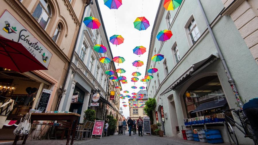 A cidade de Bamberg, na Alemanha, recebe efeites coloridos em suas ruas para atrair mais visitantes - Getty Images