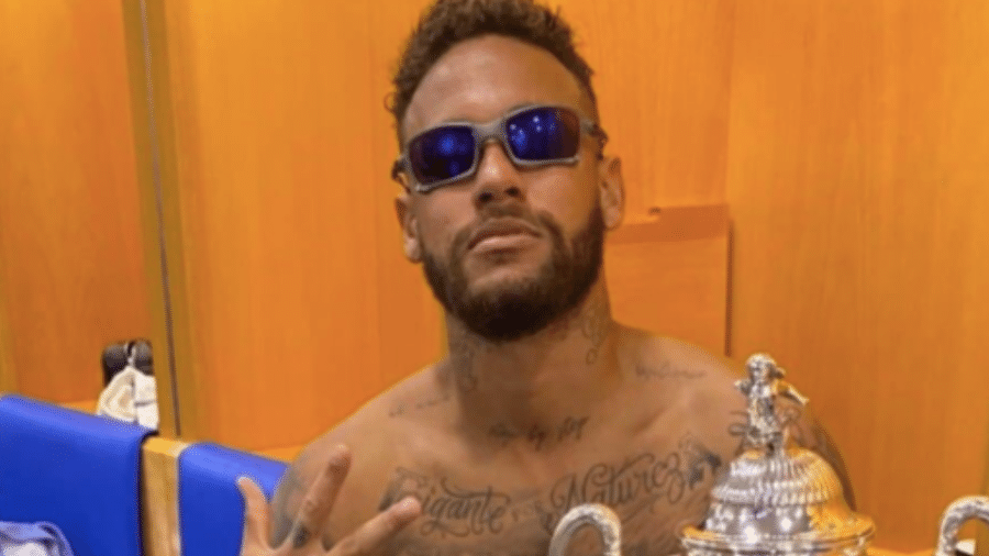 Neymar ostenta óculos - Reprodução