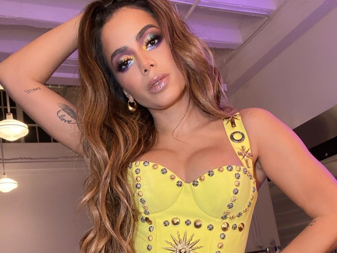 Anitta comemora eliminação de Karol Conká com ironia: 'Olha o 17 aí, gente'