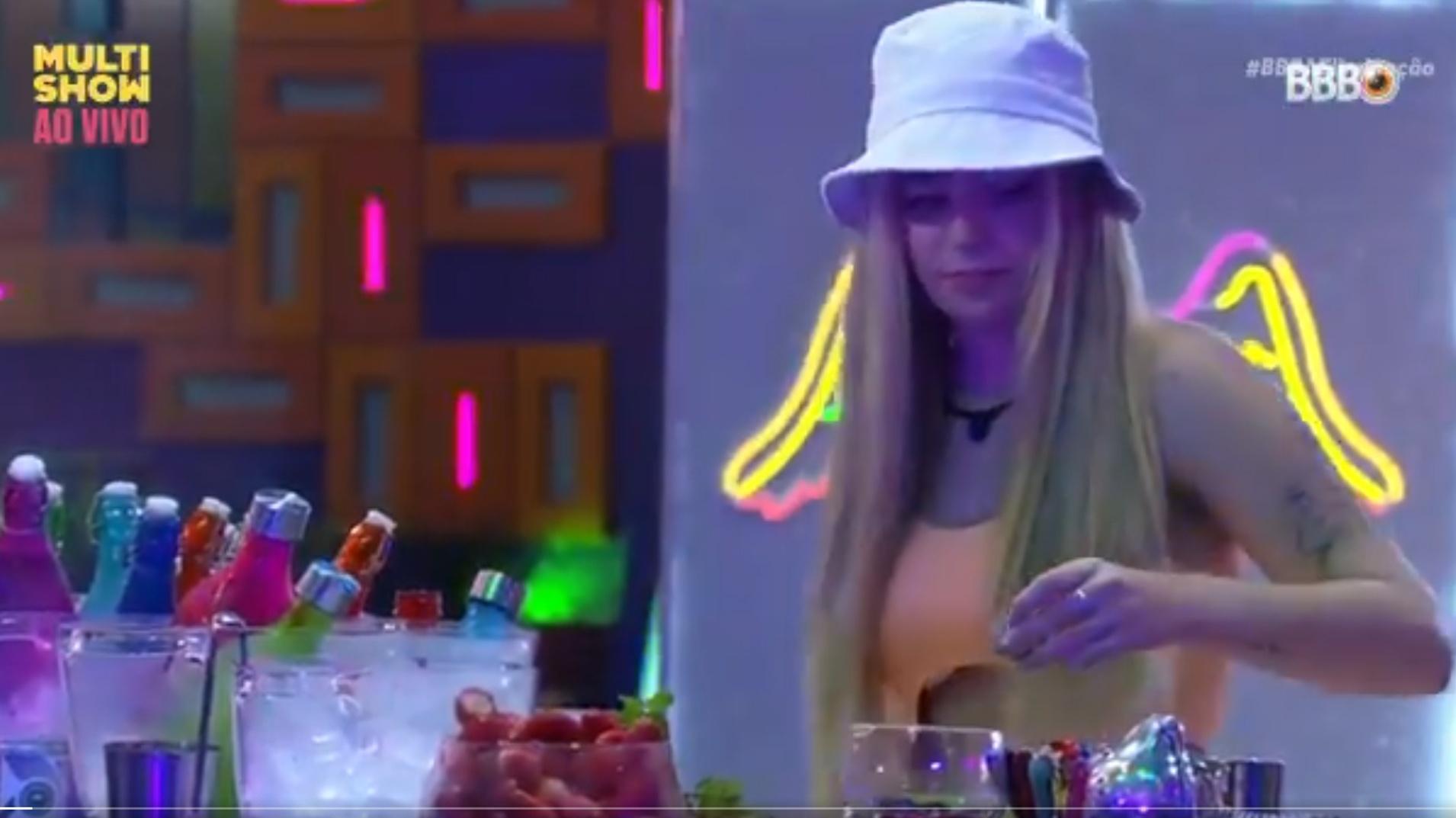 BBB 21: Viih Tube preparing drinks - Playback / Globoplay