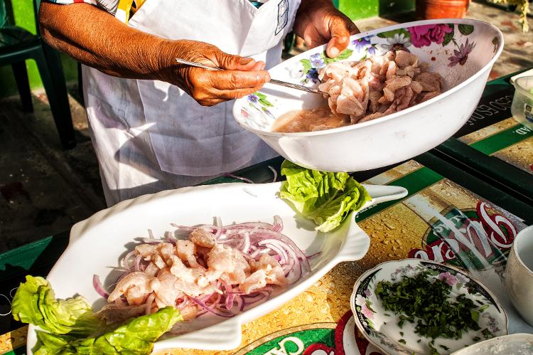 Mulher prepara ceviche, em Balneario de Besique, no Peru - Ricardo Ribas/SOPA Images/LightRocket via Getty Images - Ricardo Ribas/SOPA Images/LightRocket via Getty Images