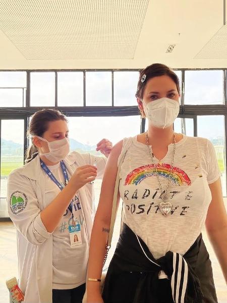 A atriz Mayana Moura tomou a primeira dose da vacina contra a covid-19 - Reprodução / Instagram