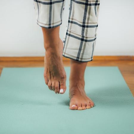 Os benefícios de se equilibrar numa perna só - microgen/iStock