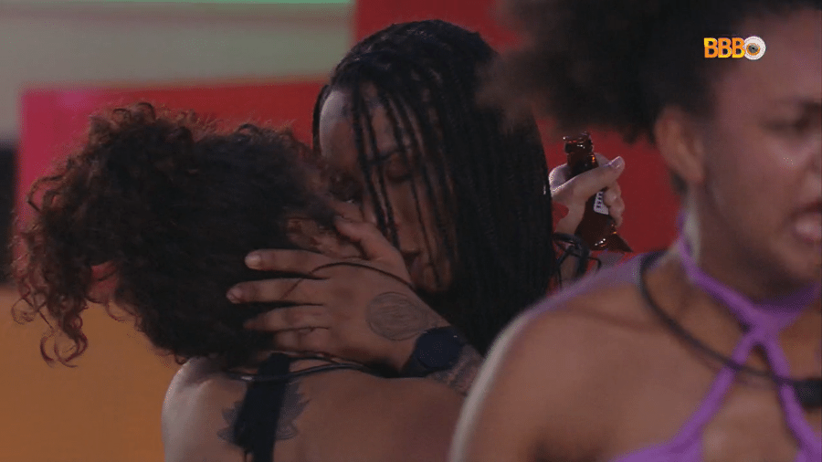 BBB 22: Maria e Lina se beijam durante festa - Reprodução: Globoplay