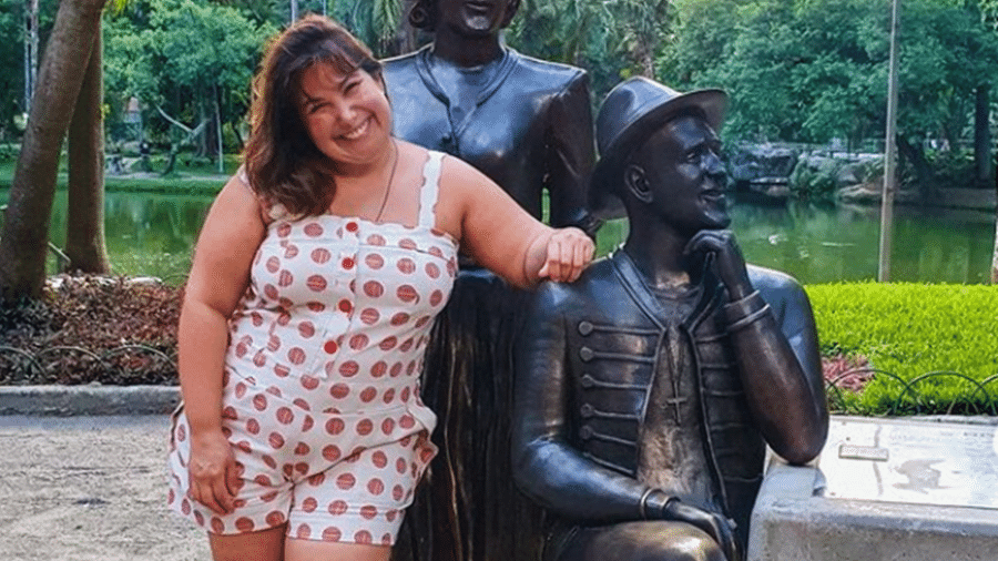 Mariana Xavier posa em estátua de Paulo Gustavo - Reprodução/Instagram
