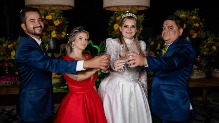 Noiva se casa de vermelho na mesma cerimônia da irmã - Paulo Couto / Divulgação
