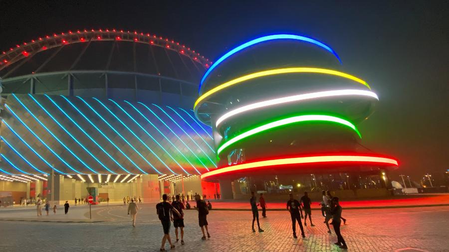 A área externa iluminada do Khalifa International Stadium, em Doha, no Catar - emson/Getty Images