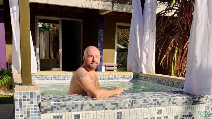 Na jaccuzzi do hotel gay naturista na praia de Chihuahua, no Uruguai - Rafael Leick