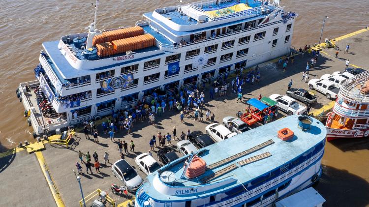 Embarcações em Parintins chegando para o festival