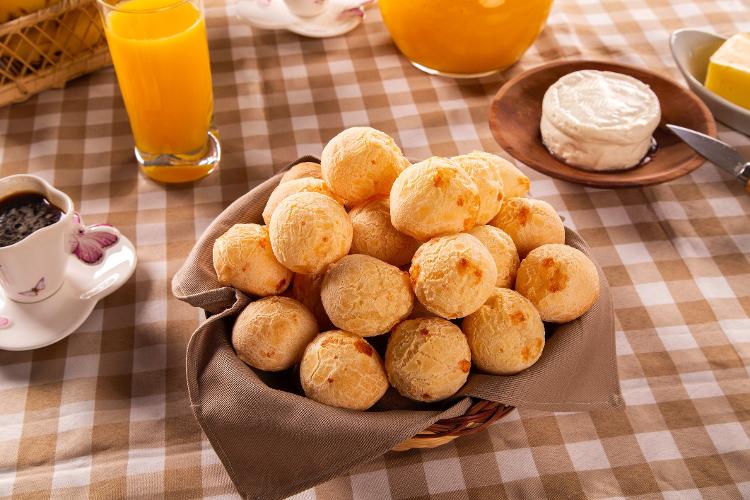 A mandioca, usada para fabricar o polvilho do pão de queijo, é naturalmente tóxica. Mas os indígenas teriam desenvolvido os métodos culinários de tratamento da raiz que a tornaram um ingrediente essencial da nossa gastronomia