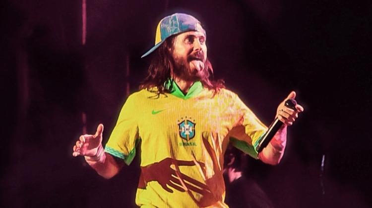 Jared Leto veste a camisa da seleção e chama Marcelo do Flu para tocar bumbo