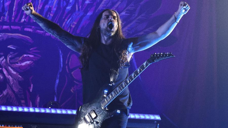 Andreas Kisser, guitarrista do Sepultura, no show de despedida na noite de sexta (6), em São Paulo