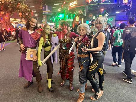 Giovana Pagani, 24, moradora de Praia Grande (SP), foi para a CCXP 24 com seu grupo de cosplay inspirado no game Baldur's Gate