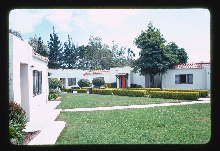 A vista interna do pátio para os bangalôs do Milestone Mo-Tel (ou Motel Inn) em 1976