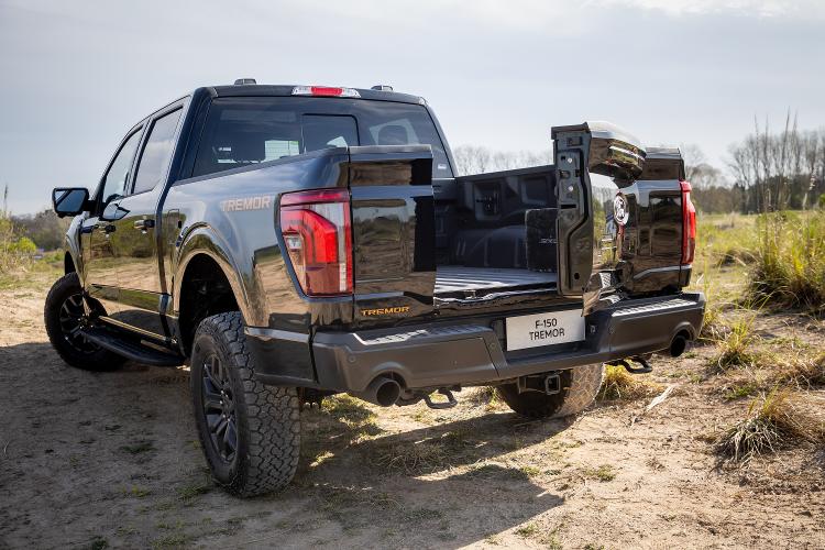 A tampa da caçamba da F-150 pode ser aberta de duas formas: na horizontal e na vertical A tampa da caçamba da F-150 pode ser aberta de duas formas: na horizontal e na vertical