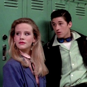 A atriz Amanda Peterson ao lado de Patrick Dempsey em "Namorada de Aluguel", um clássico dos anos 1980