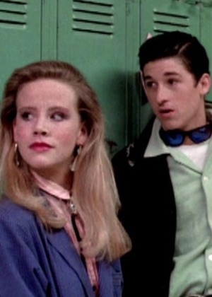 A atriz Amanda Peterson ao lado de Patrick Dempsey em "Namorada de Aluguel", um clássico dos anos 1980