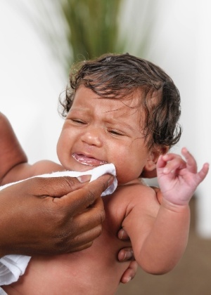 O fato do bebê regurgitar após a mamada não quer dizer que ele tem uma doença - Getty Images